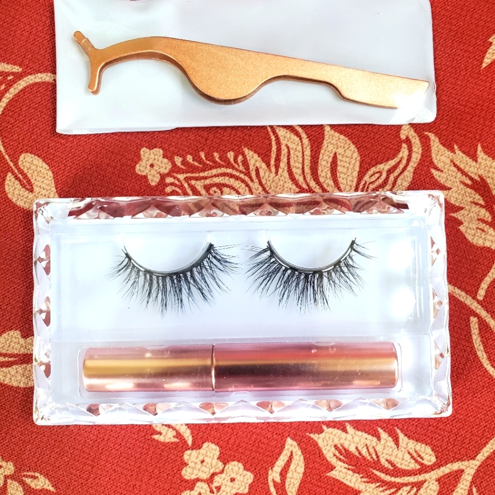 Magnetic eyelashes with liner and tweezers